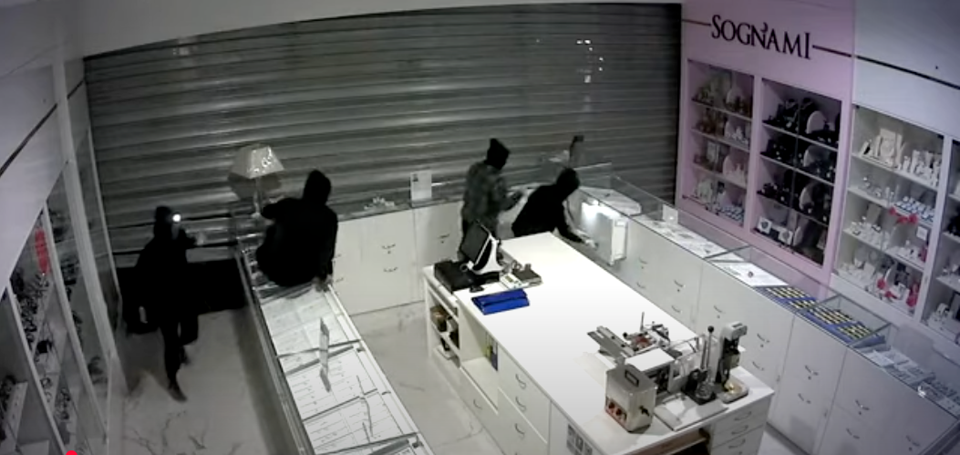 Load video: Iron Fog Security Stops Jewellery store thieves